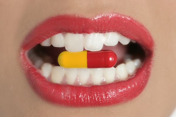 Vliv dlouhodobého užívání léků na barvu zubů