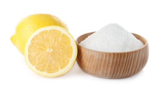 citron a soda bikarbona na bělení zubů